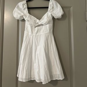 GB White flowy babydoll mini dress - keyhole middle opening- good as new!